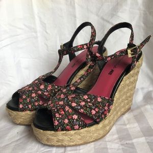 AMERICAN EAGLE floral wedge heels